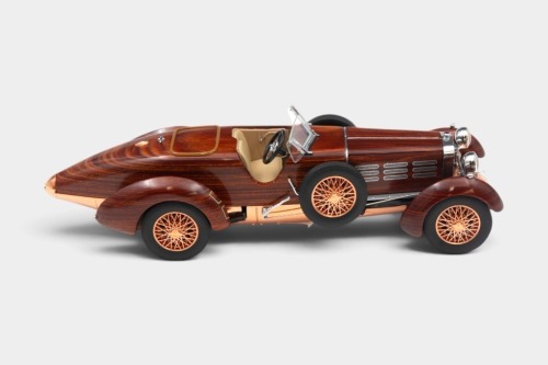 HISPANO SUIZA: A 1:24 scale Franklin Mint 1924 Hispano Suiza 'Tulipwood'