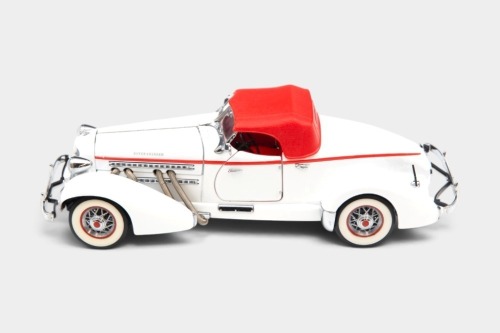 AUBURN: A 1:24 scale Franklin Mint 1935 Auburn Boat-Tail Speedster