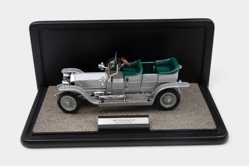 ROLLS-ROYCE: A 1:24 scale Franklin Mint 1907 Rolls-Royce Silver Ghost, within a perspex case