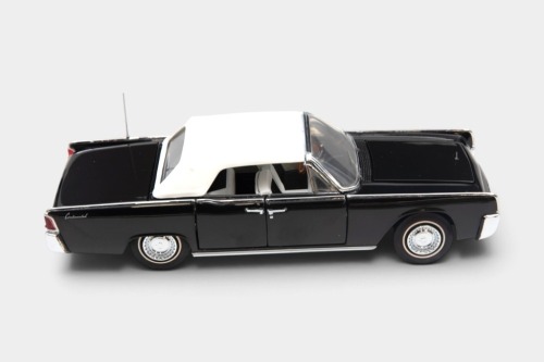 LINCOLN: A 1:24 scale Franklin Mint 1961 Lincoln Continental
