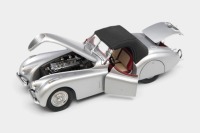 JAGUAR: A 1:24 scale Franklin Mint 1952 Jaguar XK120 - 2