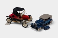 FRANKLIN MINT: Two 1:24 scale Franklin Mint models suitable for parts or repair, including a 1911 Stanley Steamer and a 1932 Cadillac V-16