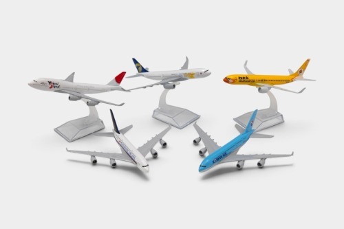 AIRCRAFTS: Five model aircraft believed to be 1:400 scale