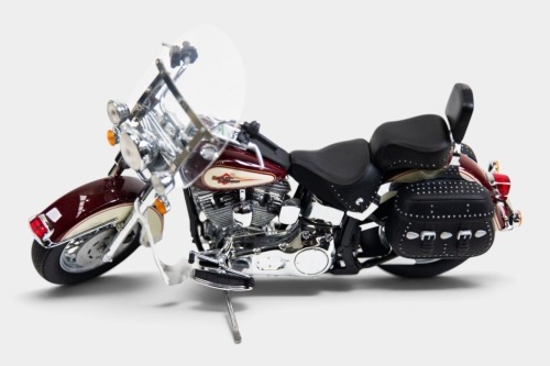 HARLEY-DAVIDSON: A highly detailed Franklin Mint 1:10 scale Harley-Davidson Heritage Softail Classic model [Location: Melbourne]