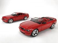 FORD: Pair of 1:18 scale Ford Mustangs produced by Hotwheels. (NB description)