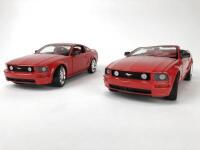 FORD: Pair of 1:18 scale Ford Mustangs produced by Hotwheels. (NB description) - 2