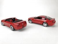 FORD: Pair of 1:18 scale Ford Mustangs produced by Hotwheels. (NB description) - 7