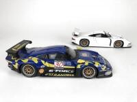 PORSCHE: Pair of 1:18 scale Porsche 911 GT1 produced by UT Models. (NB description) - 4