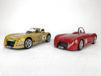 ELFIN: Pair of 1:18 scale Elfin MS-8 Streamliners produced by Classic Carlectables. (NB description) - 2