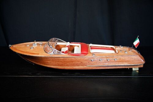 RIVA: A fine model Riva Aquarama model boat, 85cm long