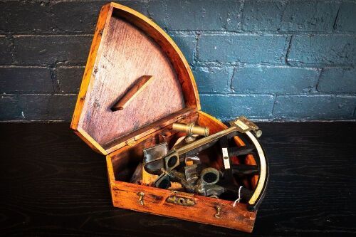 SEXTANT: An early 19th Century nautical sexatnt made by J.W. Norie & Co (London) in timber case