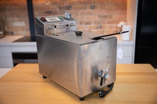 DEEP FRYER: An Apuro FC374-A single tank single basket, eight litre countertop deep fryer unit