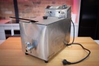 DEEP FRYER: An Apuro FC374-A single tank single basket, eight litre countertop deep fryer unit - 2