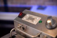 DEEP FRYER: An Apuro FC374-A single tank single basket, eight litre countertop deep fryer unit - 3