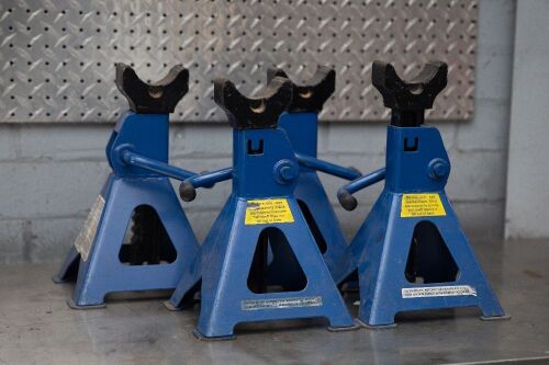 SUPPORT STANDS: A set of four vehicle jack stands, three tonne load limit