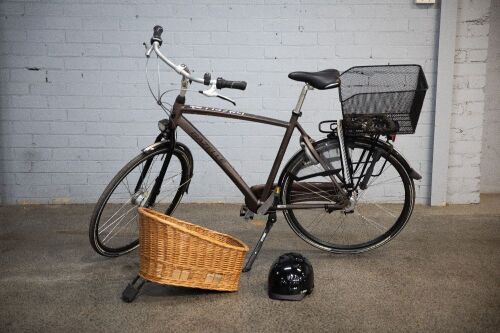 BICYCLE: A Gazelle (Netherlands) Chamonix bicycle, features aluminium frame, internal Shimano gear hub & disc brakes