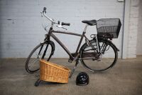 BICYCLE: A Gazelle (Netherlands) Chamonix bicycle, features aluminium frame, internal Shimano gear hub & disc brakes