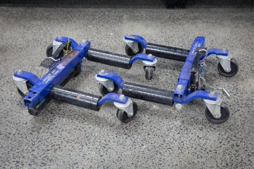 POSITION JACKS: Two position jacks, 450kg load capacity
