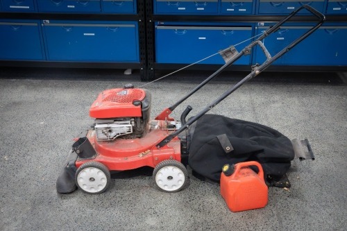 CHOPPER / SHREDDER: A Troy-Bilt CSV060 yard chopper / shredder / vacuum
