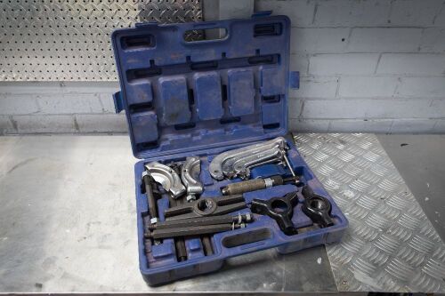 PULLER KIT: An Arx-YC101HM hydraulic & mechanical puller kit, appears complete