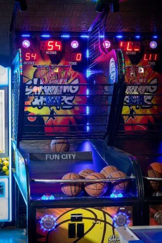 SHOOTING HOOPS: A 'c2022 Shooting Hoops' basketball amusement machine, made by Sega, machine functional (Note Description)