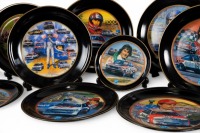 PETER BROCK: A decorative dinner plate set, each plate featuring the Peter Brock Bathurst wins, consists of 10 plates of differing sizes - 3