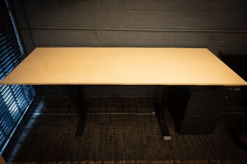 DESK: A large height adjustable work desk, made by Omnidesk, (Model No.20210111-368), 210cm wide, 81cm deep
