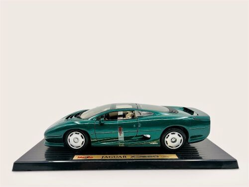 250 · JAGUAR XJ220: A 1:18 scale Jaguar XJ220 by Maisto with original packaging [Location: Sydney]
