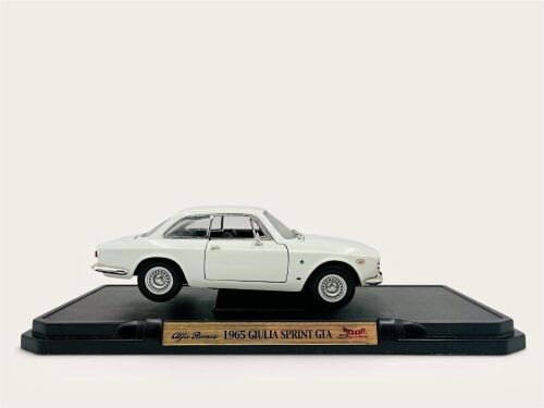 ALFA ROMEO GIULIA SPRINT GTA: A 1:18 scale Alfa Romeo Giulia Sprint GTA by Road Signature with original packaging [Location: Sydney]