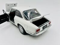 ALFA ROMEO 1750 GTV: A 1:18 scale Alfa Romeo 1750 GTV by Autoart with original packaging [Location: Sydney] - 6