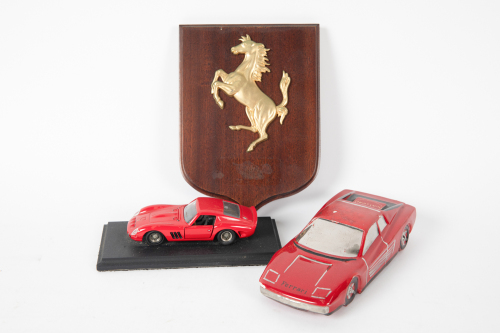 FERRARI: Three items related to Ferrari, including a ceramic Ferrari Testarossa model by A.Pirini R.E (Italy), a prancing horse wall plaque, and a 1:43 scale Maisto 1963 Ferrari 250 GTO
