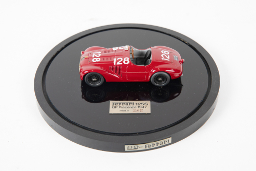 125S: A 1:43 scale BBR Models Ferrari 125S (GP Piacenza 1947) model, mounted to a base within a perspex domed case
