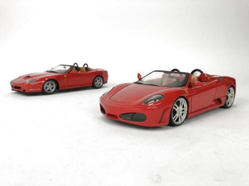 FERRARI: Pair of 1:18 scale Ferrari cars produced by Hotwheels. (NB description)