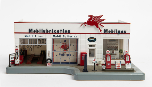MOBIL: A Danbury Mint Mobilgas service station diorama clock, part of the Vintage Service Station Clock Collection, 12cm high, 31cm wide