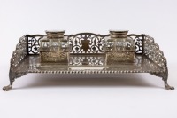 EARL HOWE: A fine antique Edwardian Sterling Silver gentleman's desk stand with ink well [Location: Perth] - 3