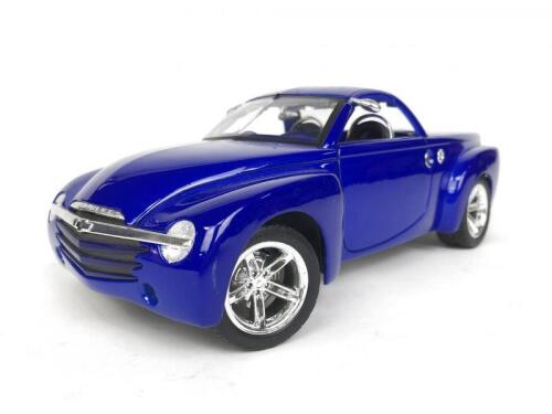 CHEVROLET: 1:18 scale 2000 Chevrolet SSR truck produced by Maisto. (NB description)