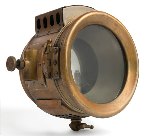 HEADLAMP: A Bristol Wagon & Carriage Works (UK) brass headlamp, lens width 12.5cm, mount bracket width 18cm