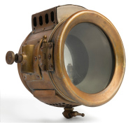 HEADLAMP: A Bristol Wagon & Carriage Works (UK) brass headlamp, lens width 12.5cm, mount bracket width 18cm [Location: Melbourne]