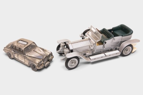 ROLLS-ROYCE: Two Rolls-Royce models including a 1:24 scale Franklin Mint model of a 1907 Rolls-Royce Silver Ghost and a Rolls-Royce Phantom novelty table lighter model [Location: Melbourne]