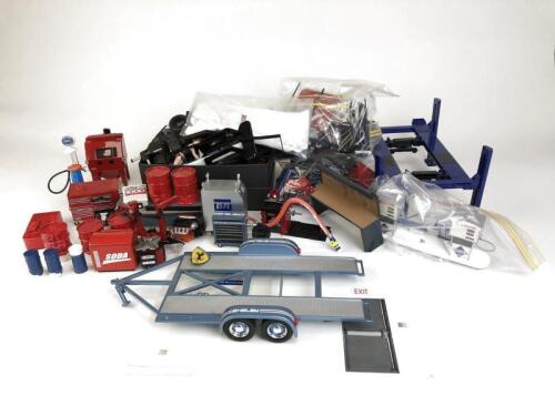 GARAGE FIGURES: Group of 1:18 scale garage related figures all unboxed. (NB description)