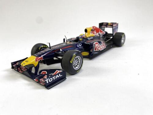 Renault: 1:18 scale Mark Webber Renault racing Formula 1 car produced by MiniChamps. (NB description)