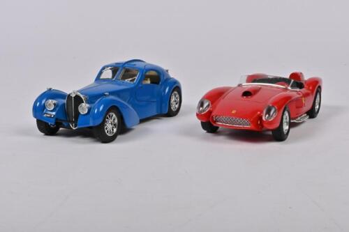 BBURAGO: Two 1:24 scale Bburago models. Bugatti & Ferrari models