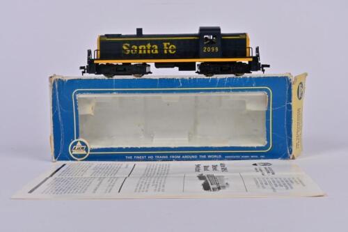 AHM: A AHM H0 5031 0-4-4-0 Santa Fe Alco RS 2 Diesel Road Switcher, boxed with instructions