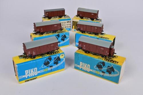 PIKO: Six 1970s Piko H0 5/6452-01 four wheel goods wagons, good condition, boxed