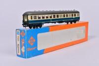 ROCO: A Roco BB 2nd class coach in green and cream, incorrect box - 2