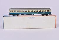 ROCO: A Roco BB 2nd class coach in green and cream, incorrect box - 3