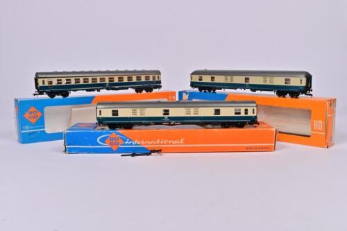 ROCO: Three Roco DB coaches in cream and blue, two baggage composites 4287 and a first class coach 4288.