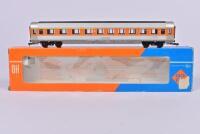 ROCO: A Roco DB 2nd class coach 4274 in silver and orange, boxed.