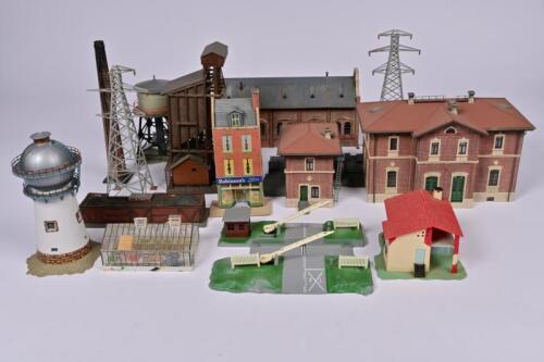 TRACK SIDE BUILDINGS: A box of approx. a dozen track side buildings and accessories.