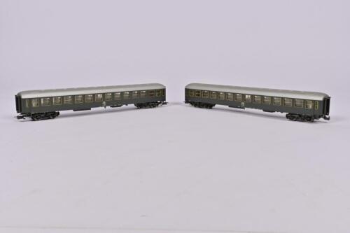 RIVAROSSI: Two Rivarossi FS 2nd class coaches, each with unattached bogie, one pin missing